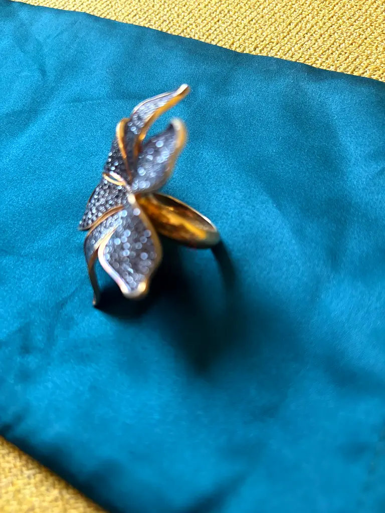 Stunning Diamond Flower Ring - A Touch of Elegance