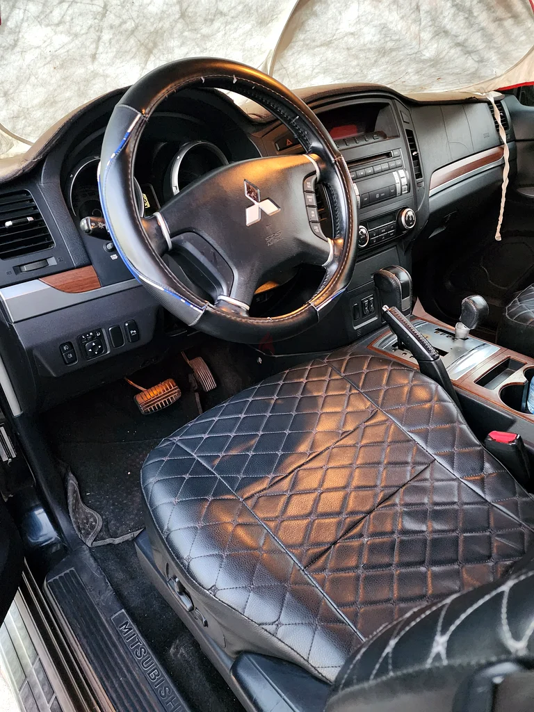 Black Mitsubishi pajero in excellent condition63153228251010114