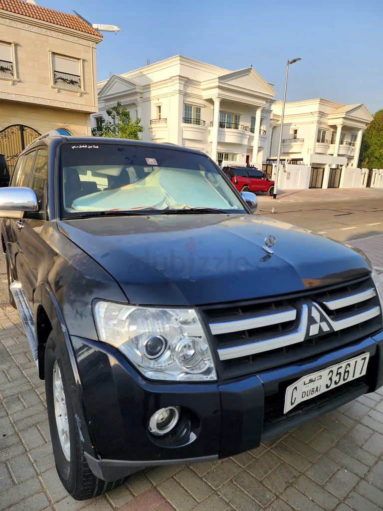 Black Mitsubishi pajero in excellent condition63153228251010111