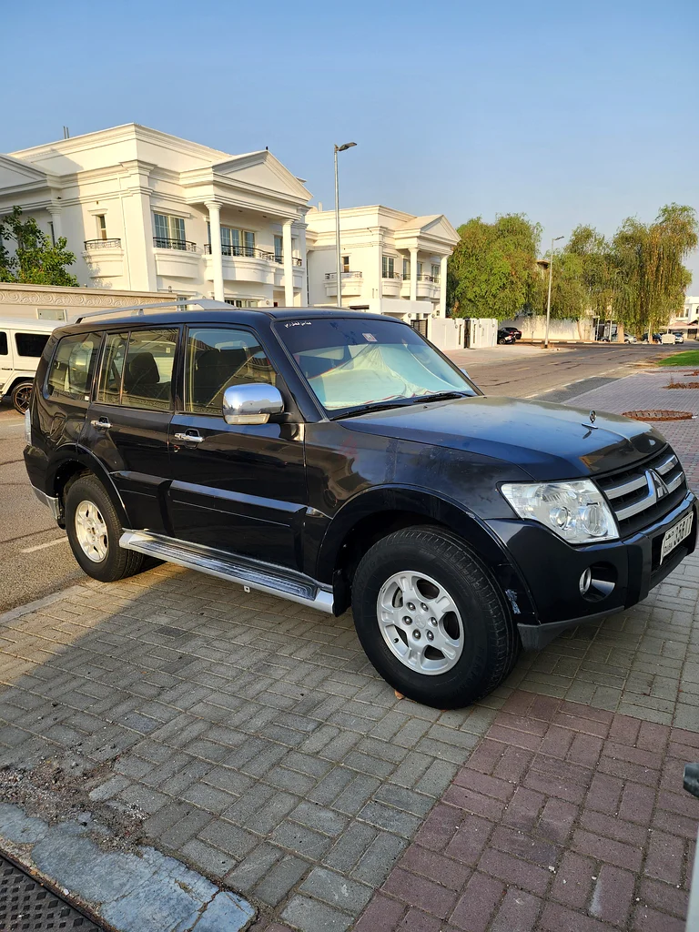 Black Mitsubishi pajero in excellent condition63153228251010112