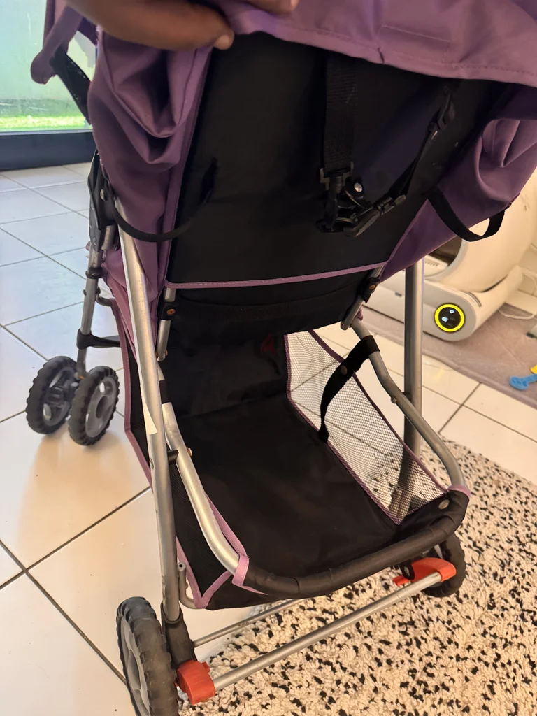 Foldable light-weight baby stroller with brakes.62930653690114114