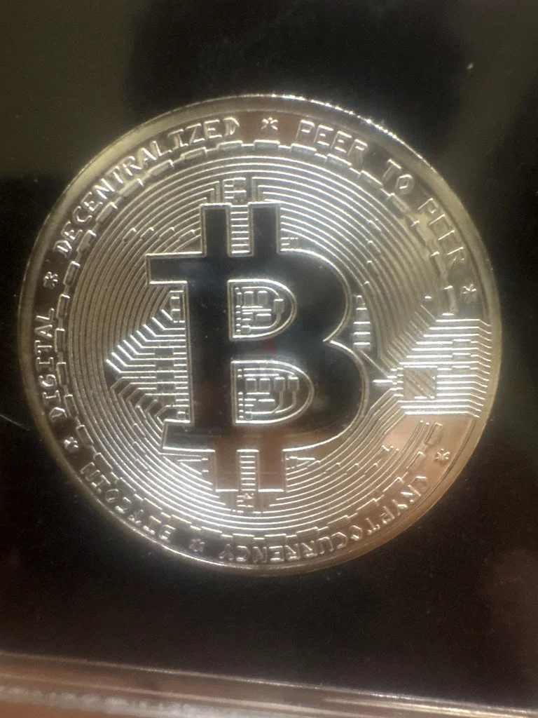 Shiny Bitcoin Collectible Coin - A Perfect Addition to Your Collection!63263495112195110
