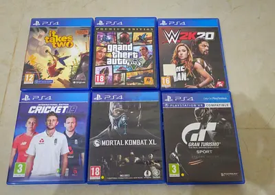 PlayStation 4 with 2 Joystick and 6 Original CD