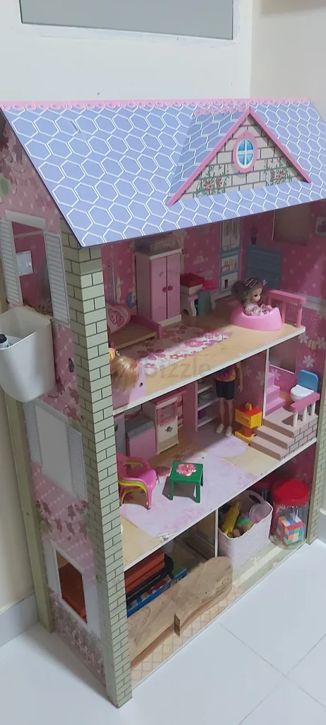 Charming Wooden Dollhouse - Perfect for Imaginative Play!628647100906271114