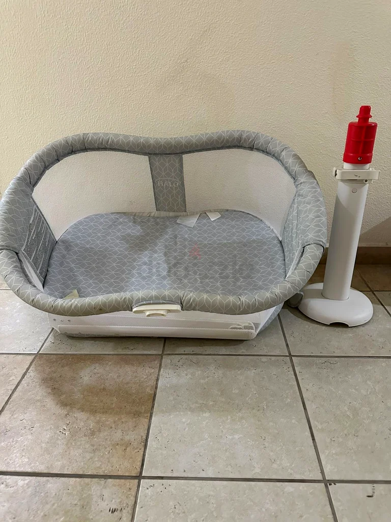 Halo swivel bassinet with mattress and sheets62863821445890111