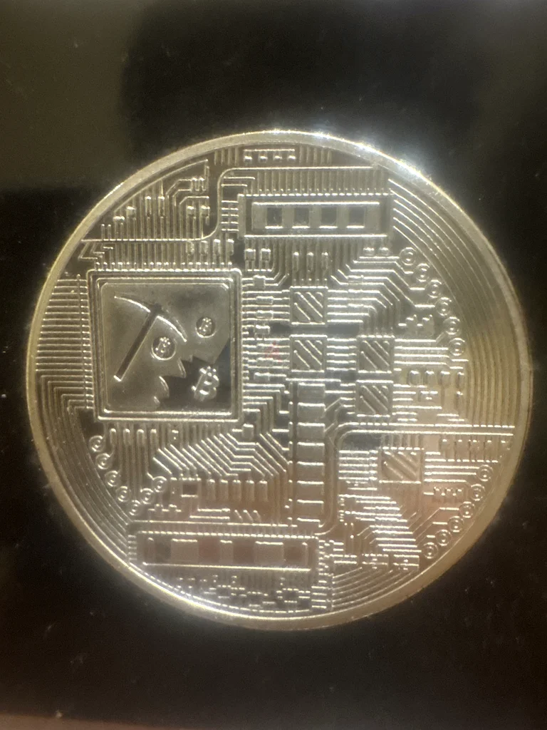 Shiny Bitcoin Collectible Coin - A Perfect Addition to Your Collection!63263495112195111