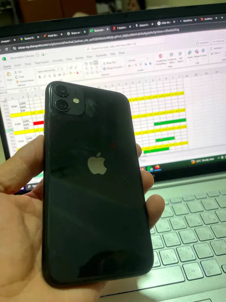 iPhone 1163213939402114113