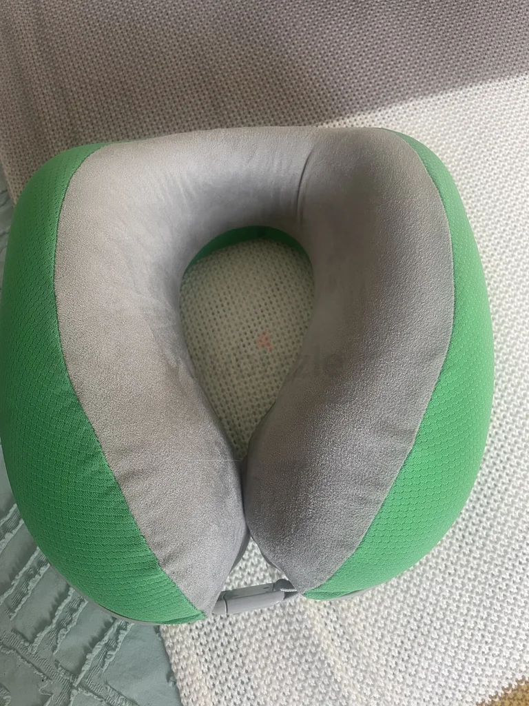 Travel pillow62930653855106111