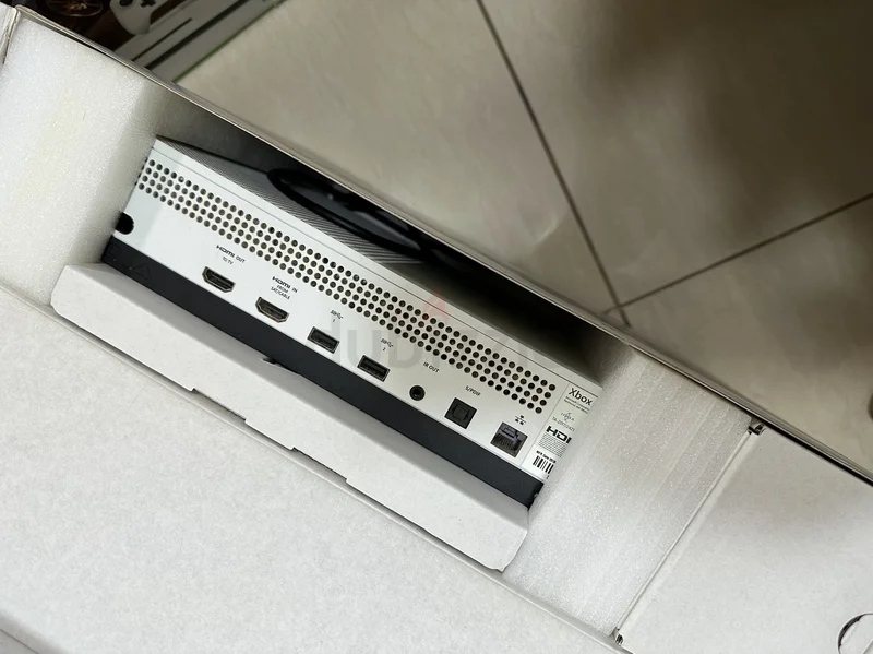 Xbox One S 1 تيرابايت مع محطة شحن تحتوي على كونترولرين ومجموعة كبيرة من الألعاب62935676077826111