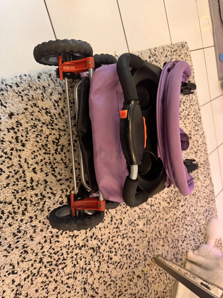 Foldable light-weight baby stroller with brakes.62930653690114112