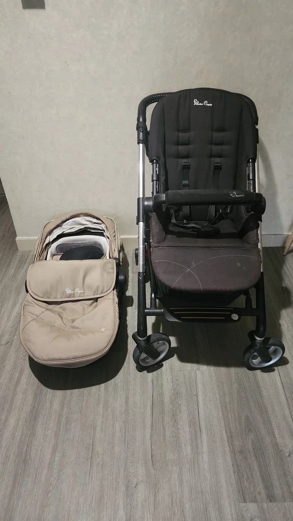 عربة أطفال عملية وأنيقة للسفر مع نظام متكامل، معروضة للبيع!62863824048003111