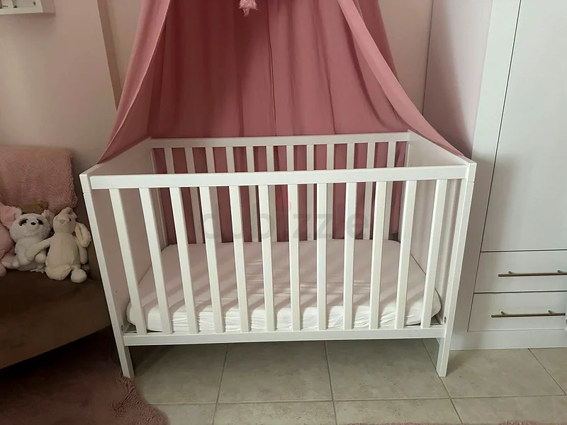 Ikea sundvik crib with mattress and sheets.628638213515551112