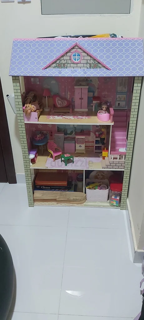 Charming Wooden Dollhouse - Perfect for Imaginative Play!62864710090627111