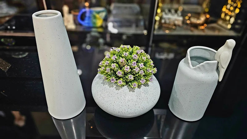 مجموعة من الزجاجات العصرية62930651552385112
