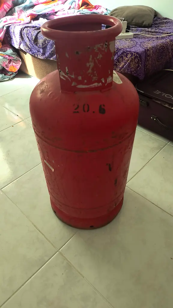 أسطوانة غاز شبه ممتلئة بالغاز مع منظم وأنبوب