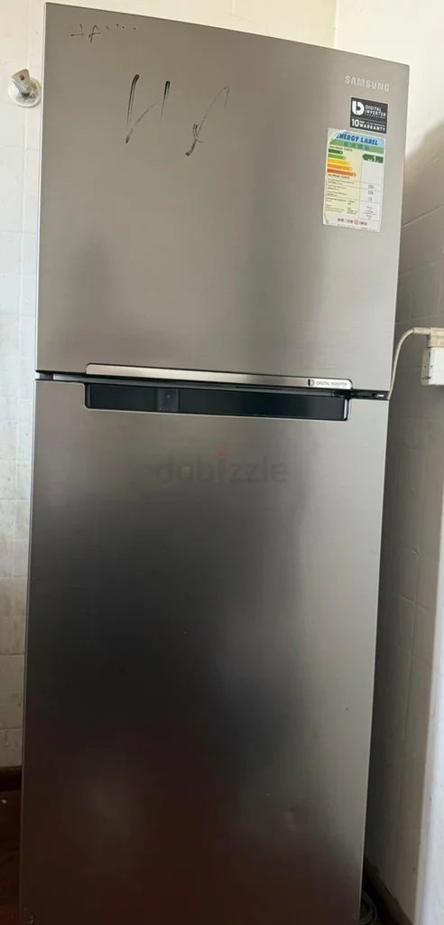 Spacious and Reliable Refrigerator for Sale!62932694357762112