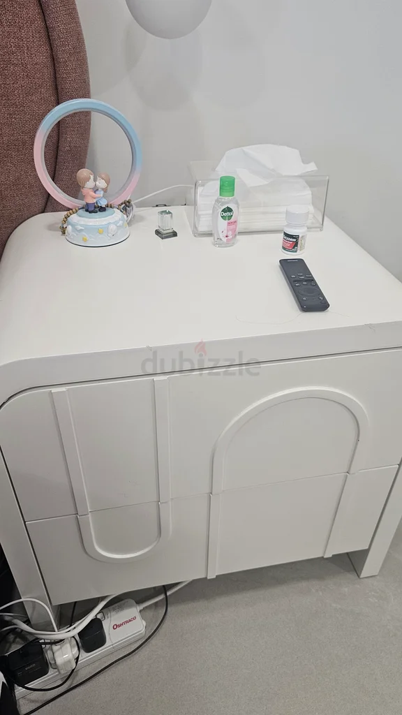 سرير كبير أنيق ومريح مع طاولات جانبية63265105534851111