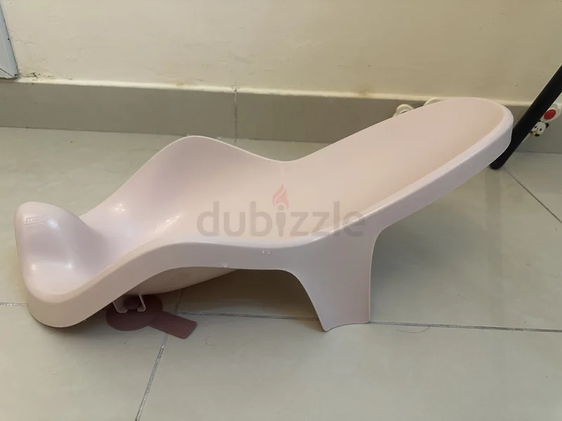 حوض استحمام وقوف غير مستخدم بشكل كثيف. مناسب للأم وطفلها الصغير62932701074434113