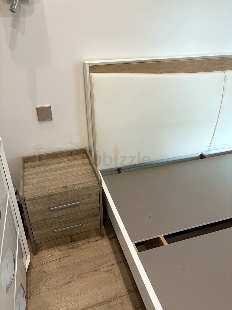 Modern floating bed with 2 side tables62863822373249114
