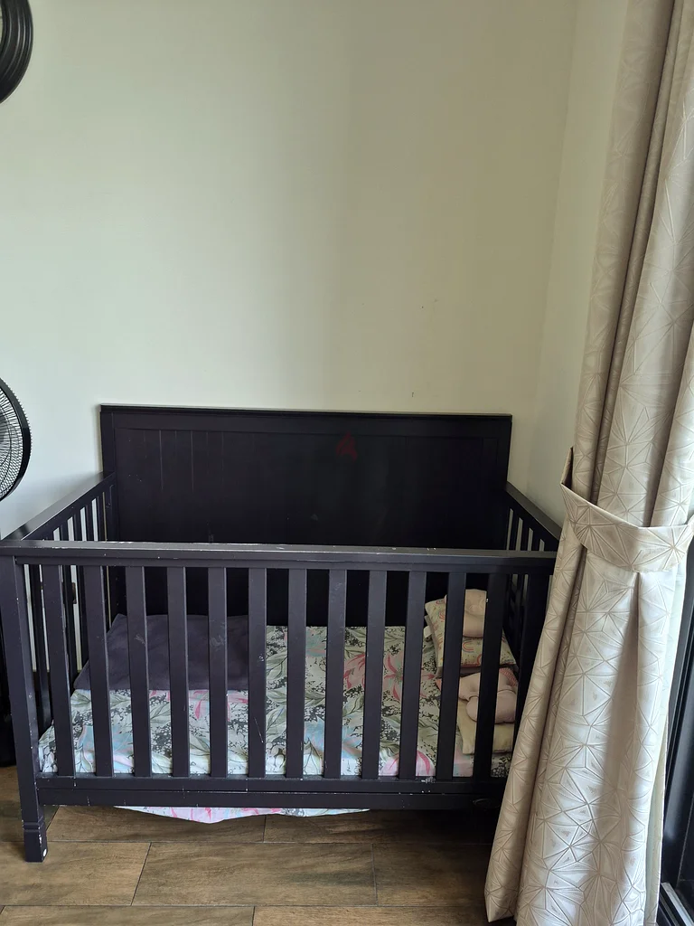 Spacious wooden crib cum sofa in excellent condition62863824368130111
