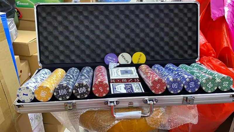 طقم أوراق بوكر كامل مع حقيبة - مثالي لليلة الألعاب!63244714257667114