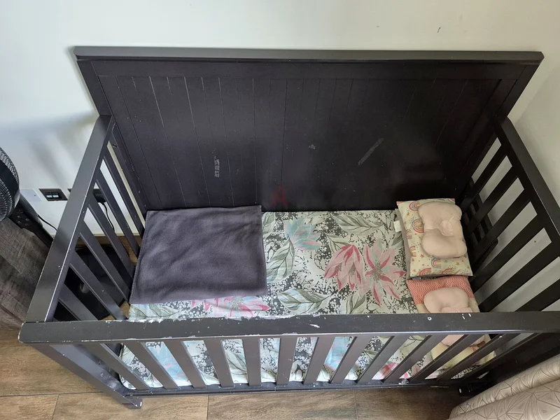 Spacious wooden crib cum sofa in excellent condition62863824368130113