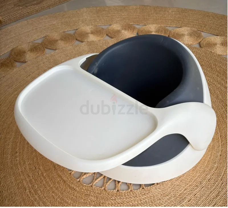 الرضع والأمهات والآباء الصغار يجلسون براحة مع لوحة نشاط62932700990339111