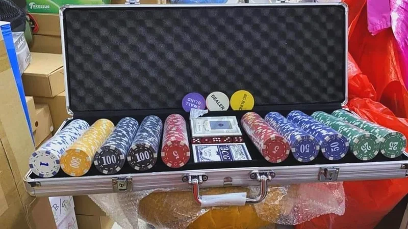 طقم أوراق بوكر كامل مع حقيبة - مثالي لليلة الألعاب!63244714257667111