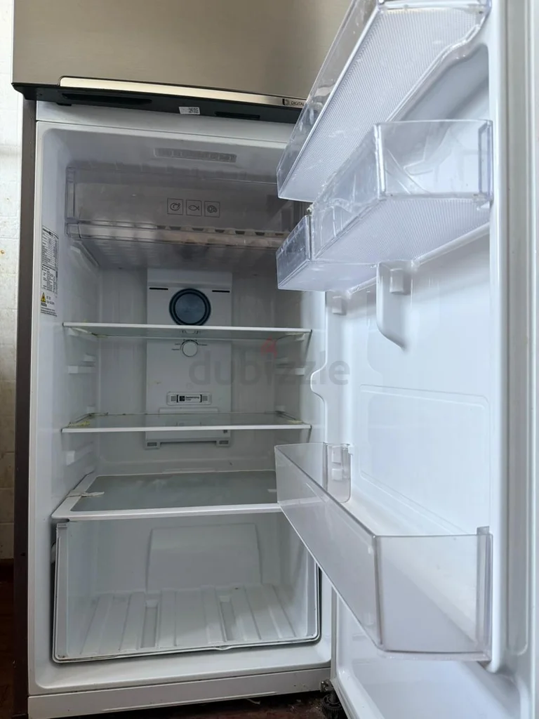 Spacious and Reliable Refrigerator for Sale!62932694357762118