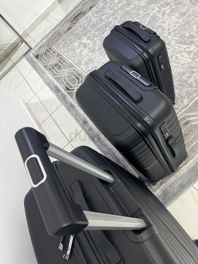 Stylish Black Set of 3 Luggage - Travel in Style!63233643555201112