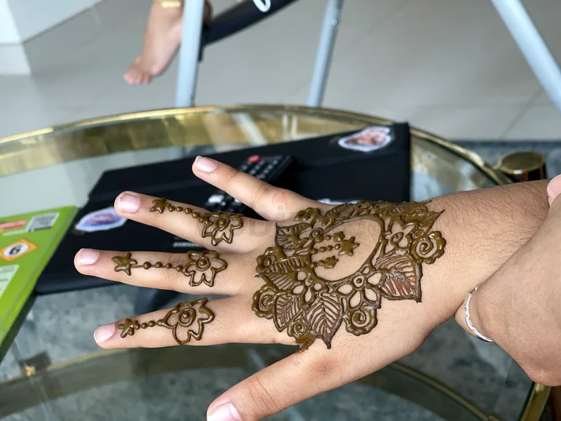 Henna Artist available63221863412738111