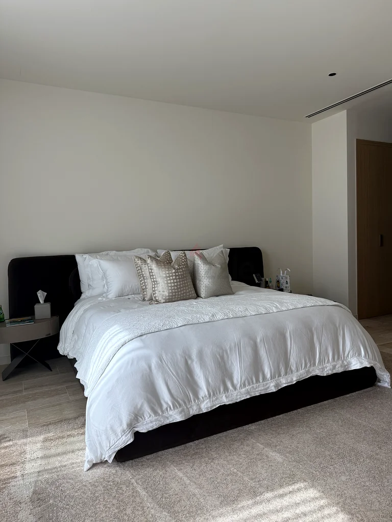 Luxurious king  Size mattress only  branded used 3 months ONLY  selling half price .62863822417411111