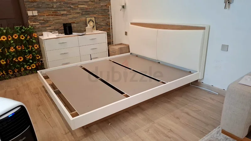 Modern floating bed with 2 side tables628638223732491126