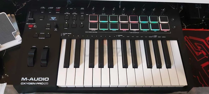 M-Audio Oxygen Pro 25. Perfect condition.63264075516035111