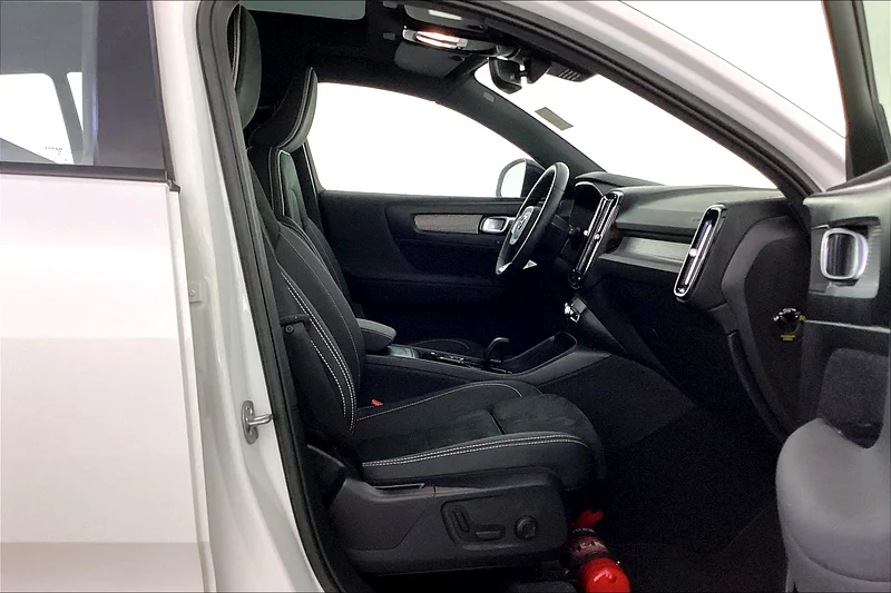 2023 Volvo XC40 B4 Ultimate  • Big Price Drop • Manufacturer warranty till 28-Apr-2026 • 41085163177574528130114