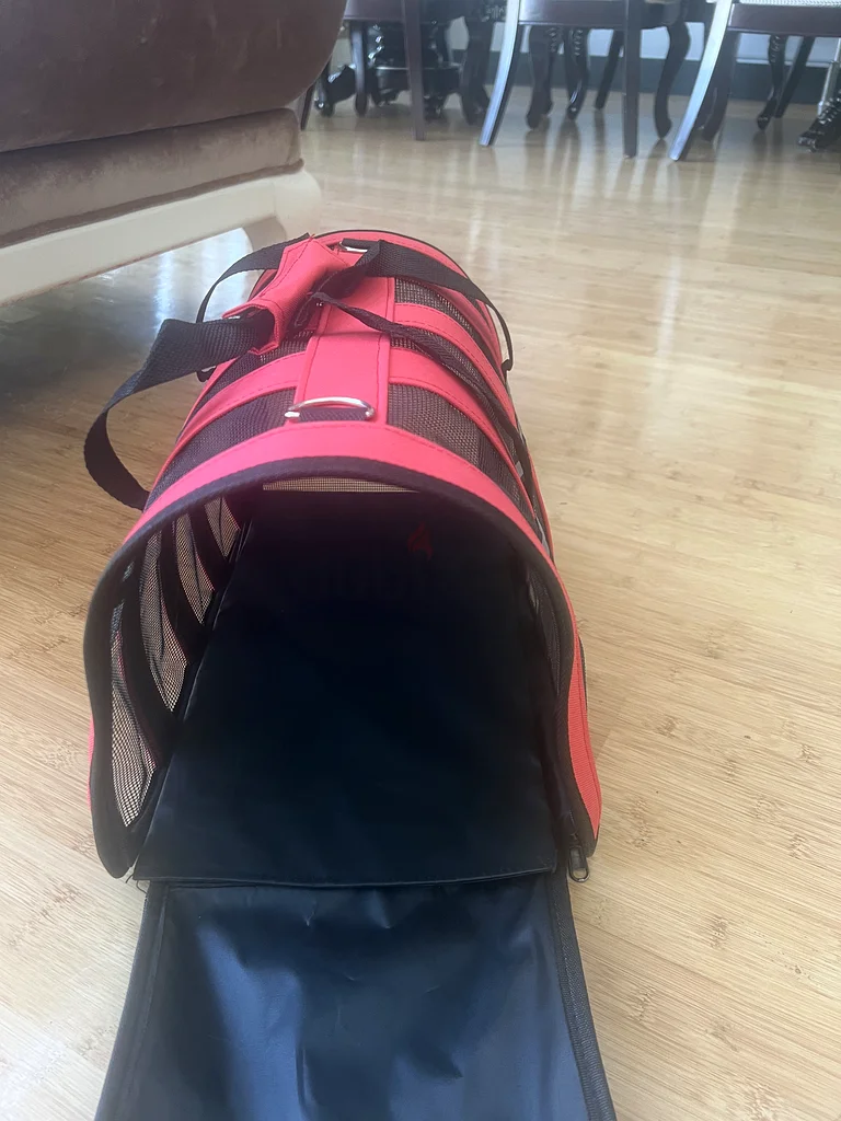 Stylish and Practical Pet Carrier in Vibrant Red!629316804558111117