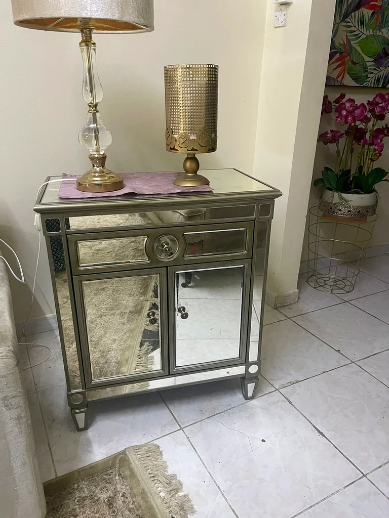 طاولات جانبية على شكل مرآة63218316357377111