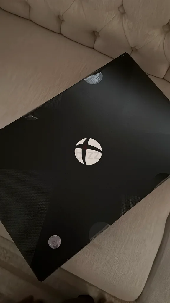 Xbox Scorpio الإصدار المحدود  
شبه جديد، تم استخدامه فقط لأجل جلسة تصوير 1100 درهم إماراتي629356758164511117