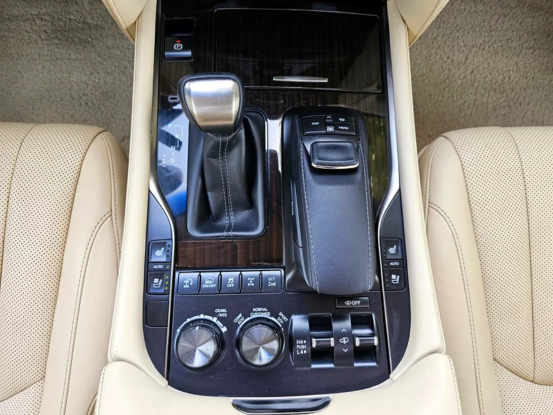 LEXUS LX570 SPORT FULL OPTION GCC UNDER WARRANTY63226215760259113