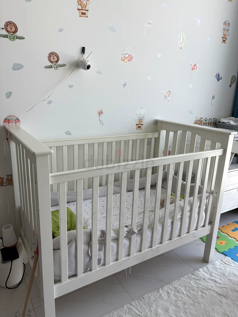 Pottery Barn wooden crib (from newborn to toddler)62864710980354116