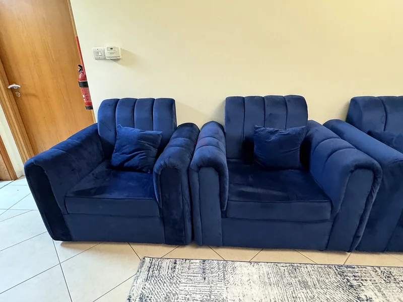 طقم أريكة أنيق باللون الأزرق الداكن مع طاولة قهوة - كنز غرفة المعيشة العصرية!63221849348354113