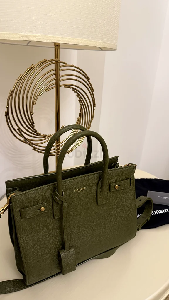 حقيبة أصلية عصرية من YSL. لون كاكي. السعر الأصلي كان 11.000629316703288331111