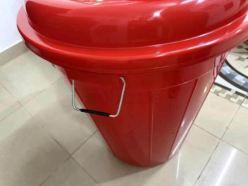 وعاء ماء مع غطاء63215865431427112