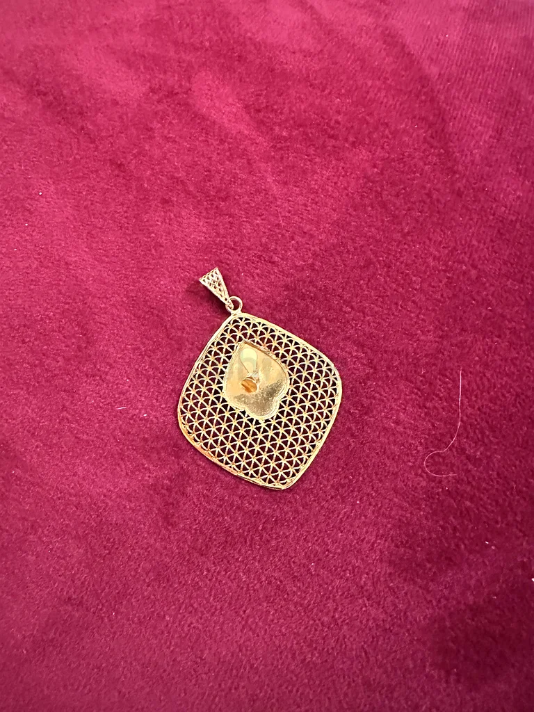 21 k Elegant Gold Pendant with Intricate Design only gold price no making vat and tax63265602628610114
