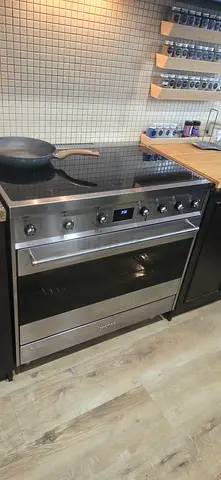Smeg induction stove 90cm 5hubs freestanding