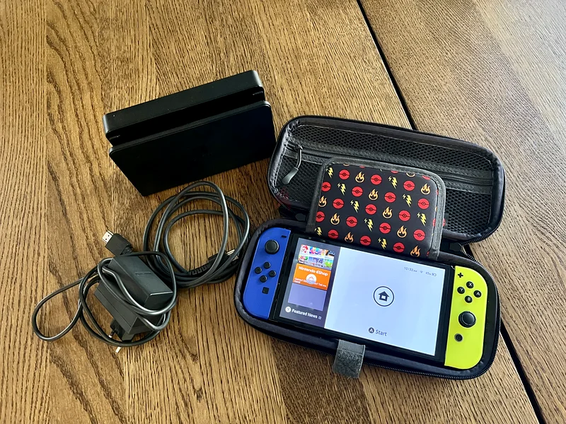 جهاز Nintendo Switch مع إكسسواراته - حالة رائعة!629356758487061116
