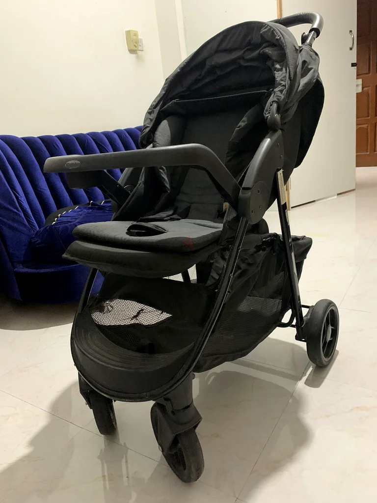 عربة أطفال عالية الجودة بحالة ممتازة!63226785602945113