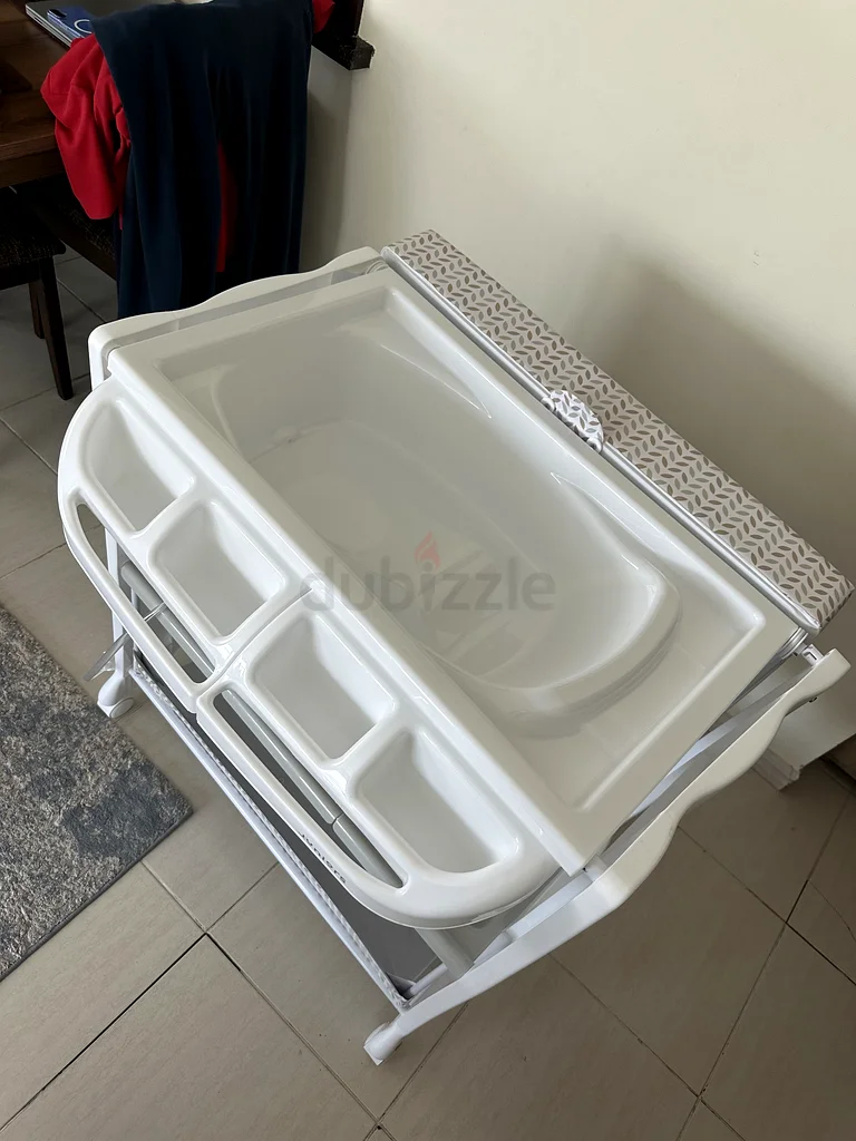 Changing table with bath62864710924546112