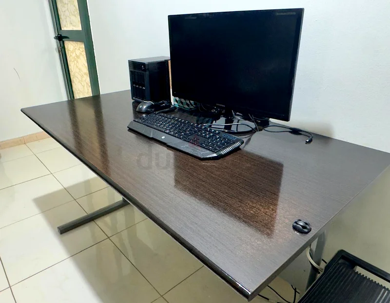 Sleek Modern Office Desk for Sale - Perfect for Your Workspace! Size LxWxH is 139cm x 72cm x 73cm.63221861527043113