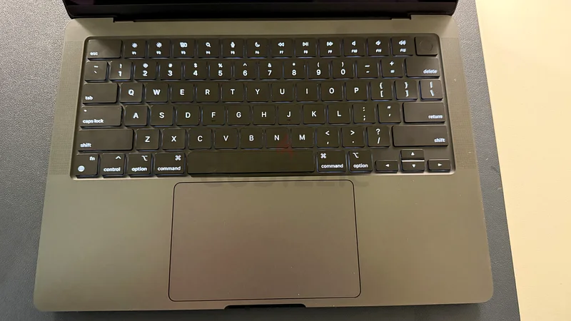 ماك بوك برو M4 (16 جيجابايت 512 جيجابايت) حالة ممتازة، تم استخدامه لمدة شهر واحد فقط62933694215043111